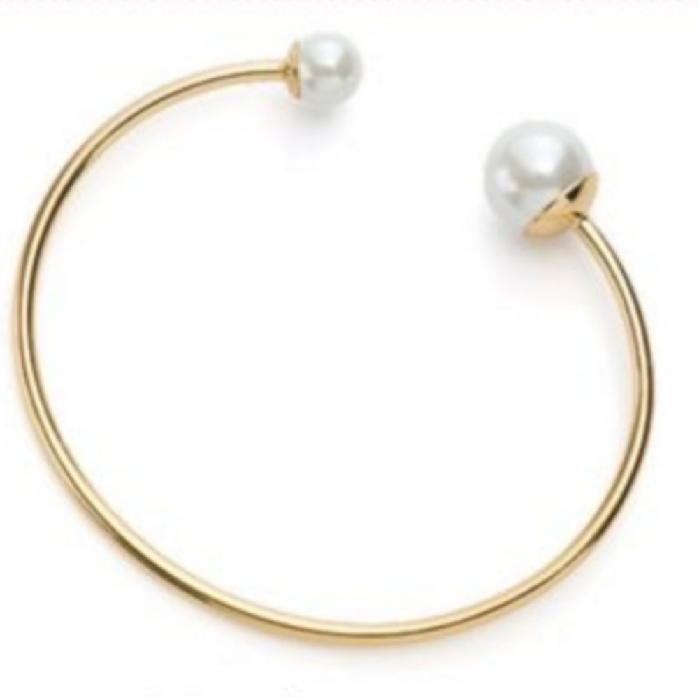 Pearl and gold bracelet.